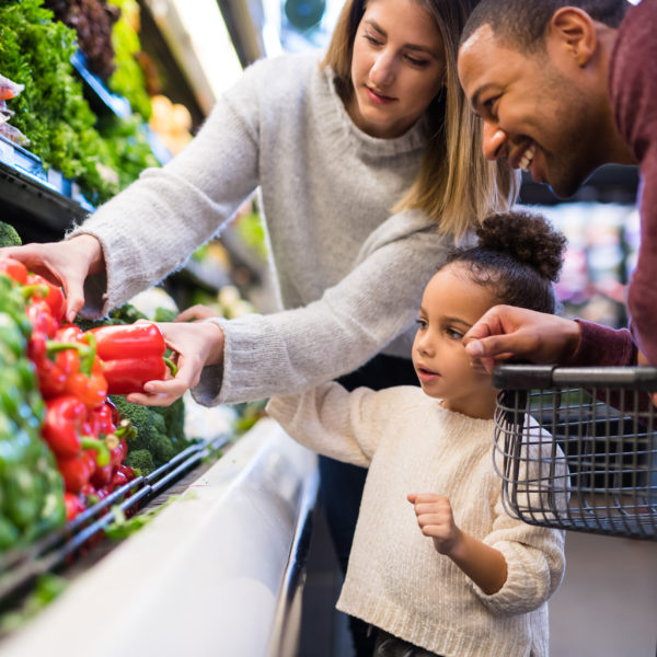 Familia comprando comida, CalFresh