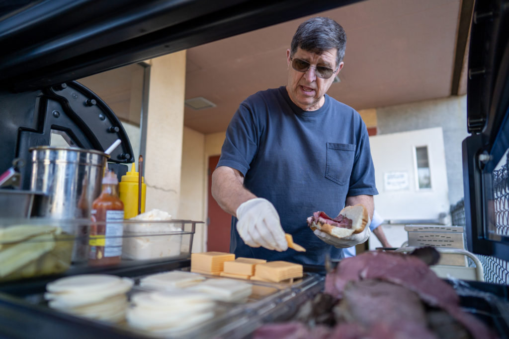 El pastor Mike hace un sándwich