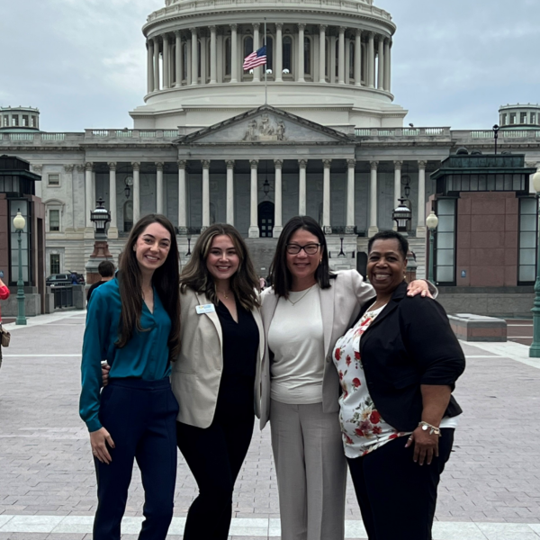 Cuatro mujeres publican frente al edificio del Capitolio en Washington, DC