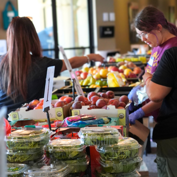 Los voluntarios colocan comida en las mesas The Bay Church.